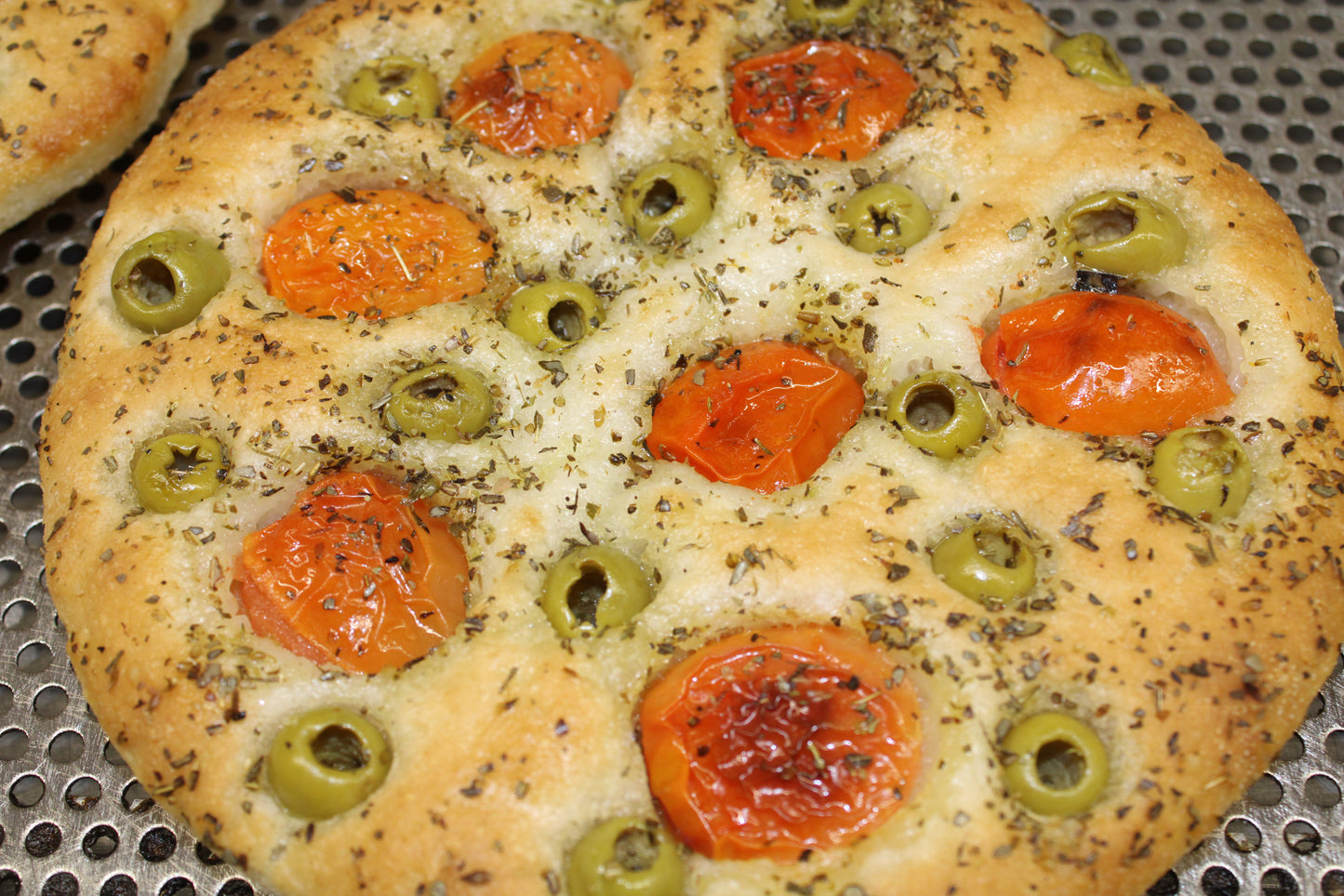 FOCACCIA CON POMODORINI ED OLIVE